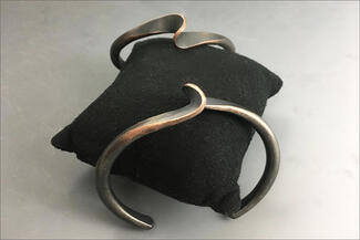 Pastel.Forged S Twist Bracelet